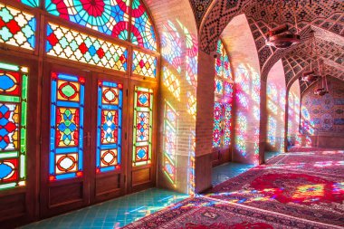 Mozaik fayanslar ve İran İslam Kuran 'ı, Şiraz, İran' dan gelen dini el yazmaları ile süslenmiş ünlü pembe cami.. 