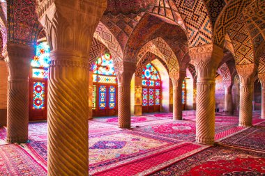 Mozaik fayanslar ve İran İslam Kuran 'ı, Şiraz, İran' dan gelen dini el yazmaları ile süslenmiş ünlü pembe cami.. 