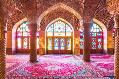 Mozaik fayanslar ve İran İslam Kuran 'ı, Şiraz, İran' dan gelen dini el yazmaları ile süslenmiş ünlü pembe cami.. 