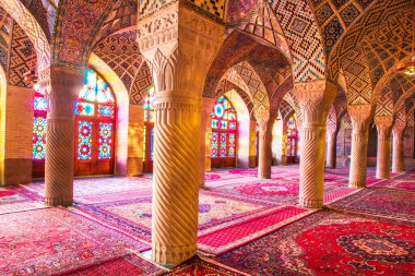 Mozaik fayanslar ve İran İslam Kuran 'ı, Şiraz, İran' dan gelen dini el yazmaları ile süslenmiş ünlü pembe cami.. 