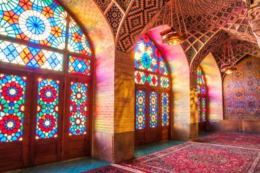 Mozaik fayanslar ve İran İslam Kuran 'ı, Şiraz, İran' dan gelen dini el yazmaları ile süslenmiş ünlü pembe cami.. 