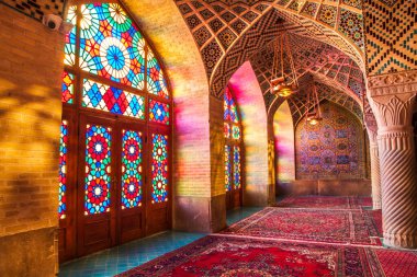Mozaik fayanslar ve İran İslam Kuran 'ı, Şiraz, İran' dan gelen dini el yazmaları ile süslenmiş ünlü pembe cami.. 