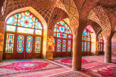 Mozaik fayanslar ve İran İslam Kuran 'ı, Şiraz, İran' dan gelen dini el yazmaları ile süslenmiş ünlü pembe cami.. 