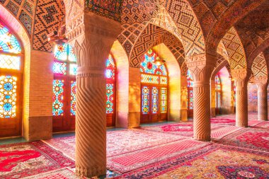 Mozaik fayanslar ve İran İslam Kuran 'ı, Şiraz, İran' dan gelen dini el yazmaları ile süslenmiş ünlü pembe cami.. 