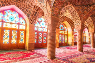 Mozaik fayanslar ve İran İslam Kuran 'ı, Şiraz, İran' dan gelen dini el yazmaları ile süslenmiş ünlü pembe cami.. 