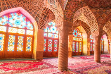 Mozaik fayanslar ve İran İslam Kuran 'ı, Şiraz, İran' dan gelen dini el yazmaları ile süslenmiş ünlü pembe cami.. 