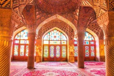 Mozaik fayanslar ve İran İslam Kuran 'ı, Şiraz, İran' dan gelen dini el yazmaları ile süslenmiş ünlü pembe cami.. 