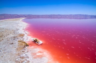 İran, Şiraz 'ın güzel pembe tuz gölü.