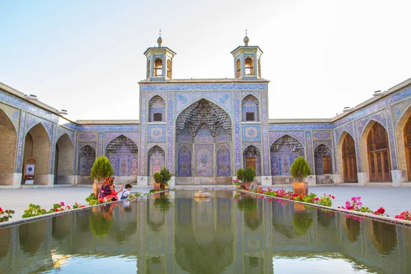 Mozaik fayanslar ve İran İslam Kuran 'ı, Şiraz, İran' dan gelen dini el yazmaları ile süslenmiş ünlü pembe cami.. 