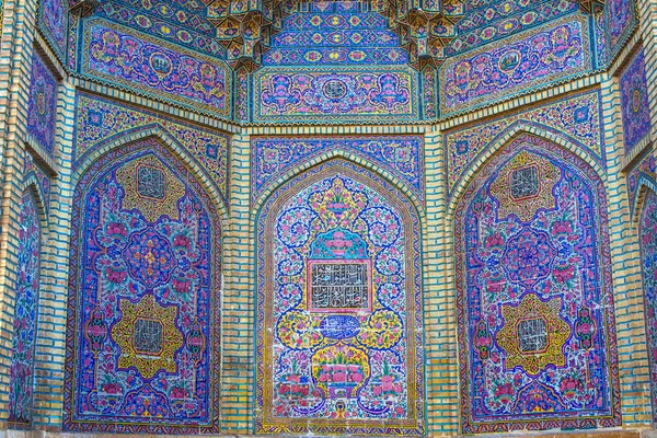 Mozaik fayanslar ve İran İslam Kuran 'ı, Şiraz, İran' dan gelen dini el yazmaları ile süslenmiş ünlü pembe cami.. 