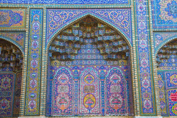 Mozaik fayanslar ve İran İslam Kuran 'ı, Şiraz, İran' dan gelen dini el yazmaları ile süslenmiş ünlü pembe cami.. 