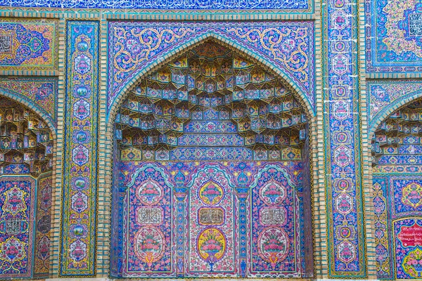 Mozaik fayanslar ve İran İslam Kuran 'ı, Şiraz, İran' dan gelen dini el yazmaları ile süslenmiş ünlü pembe cami.. 