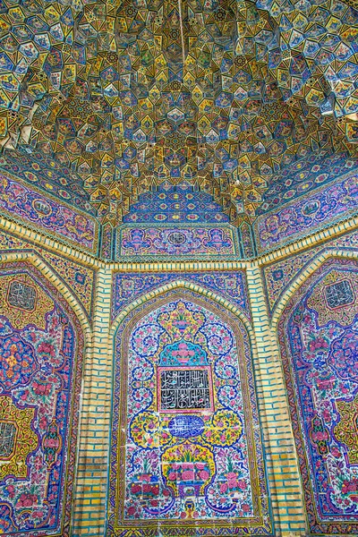 Mozaik fayanslar ve İran İslam Kuran 'ı, Şiraz, İran' dan gelen dini el yazmaları ile süslenmiş ünlü pembe cami.. 