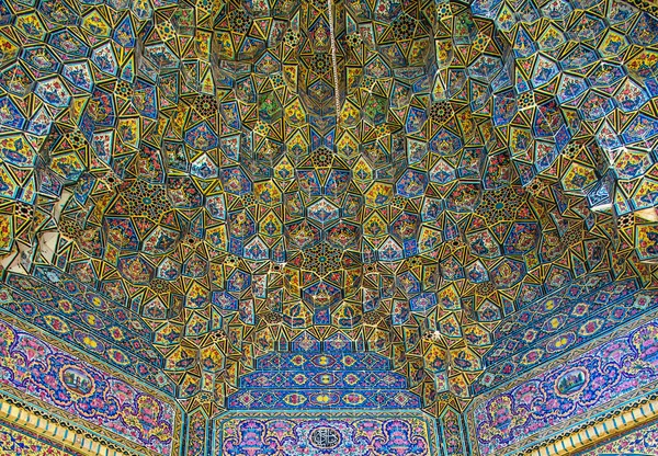 Mozaik fayanslar ve İran İslam Kuran 'ı, Şiraz, İran' dan gelen dini el yazmaları ile süslenmiş ünlü pembe cami.. 