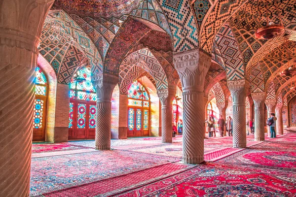 用马赛克瓷砖和波斯伊斯兰古兰经的宗教书法装饰的著名粉红清真寺 伊朗设拉子 — 图库照片