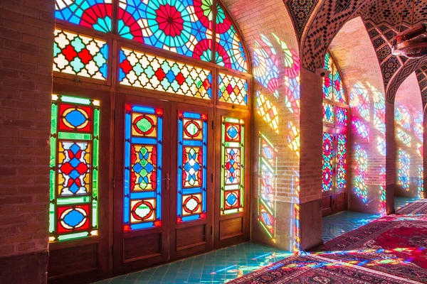 用马赛克瓷砖和波斯伊斯兰古兰经的宗教书法装饰的著名粉红清真寺 伊朗设拉子 — 图库照片