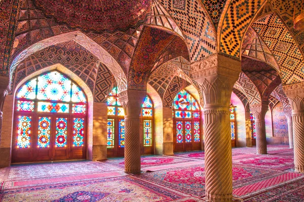 Mozaik fayanslar ve İran İslam Kuran 'ı, Şiraz, İran' dan gelen dini el yazmaları ile süslenmiş ünlü pembe cami.. 