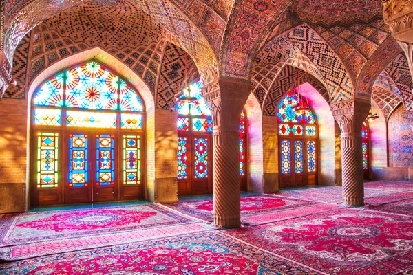 Mozaik fayanslar ve İran İslam Kuran 'ı, Şiraz, İran' dan gelen dini el yazmaları ile süslenmiş ünlü pembe cami.. 
