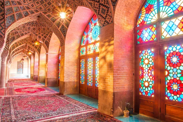 모자이크 타일로 장식된 분홍색 시라즈에 페르시아 회교의 서체들 — 스톡 사진