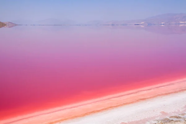 İran, Şiraz 'ın güzel pembe tuz gölü.