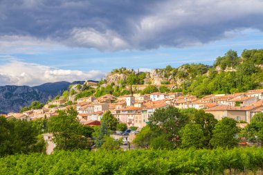 Fransa 'nın güneydoğusundaki Provence-Alpes-Cte d' Azur bölgesinde Verdon Boğazı 'nın (Gorges du Verdon) yanındaki Aiguines köyü.