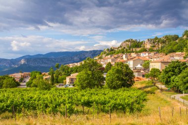 Fransa 'nın güneydoğusundaki Provence-Alpes-Cte d' Azur bölgesinde Verdon Boğazı 'nın (Gorges du Verdon) yanındaki Aiguines köyü.