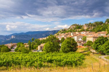 Fransa 'nın güneydoğusundaki Provence-Alpes-Cte d' Azur bölgesinde Verdon Boğazı 'nın (Gorges du Verdon) yanındaki Aiguines köyü.