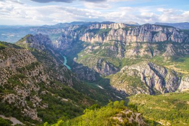 Verdon Gorge (Gorges du Verdon), Fransa 'nın güneydoğusunda bir nehir kanyonu..