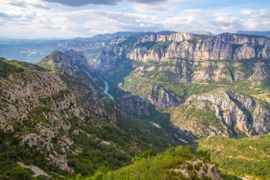 Verdon Gorge (Gorges du Verdon), Fransa 'nın güneydoğusunda bir nehir kanyonu..