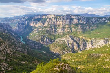 Verdon Gorge (Gorges du Verdon), Fransa 'nın güneydoğusunda bir nehir kanyonu..