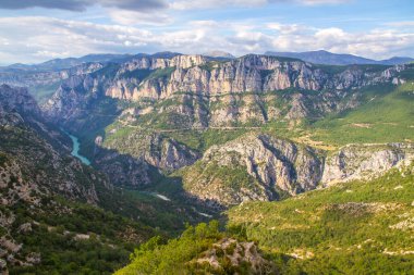 Verdon Gorge (Gorges du Verdon), Fransa 'nın güneydoğusunda bir nehir kanyonu..