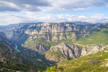 Verdon Gorge (Gorges du Verdon), Fransa 'nın güneydoğusunda bir nehir kanyonu..
