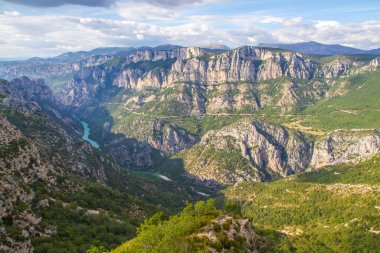 Verdon Gorge (Gorges du Verdon), Fransa 'nın güneydoğusunda bir nehir kanyonu..