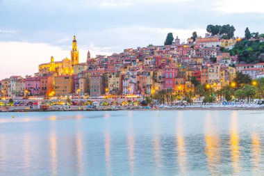 Akdeniz 'deki Fransız Rivierası' nda gün batımında Menton Ortaçağ kasabası, Fransa.