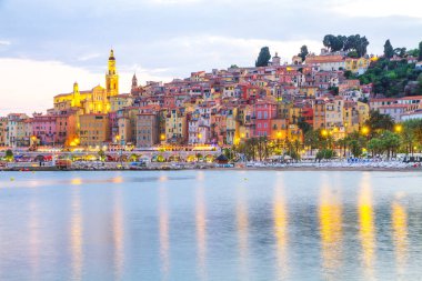 Akdeniz 'deki Fransız Rivierası' nda gün batımında Menton Ortaçağ kasabası, Fransa.