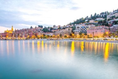 Akdeniz 'deki Fransız Rivierası' nda gün batımında Menton Ortaçağ kasabası, Fransa.