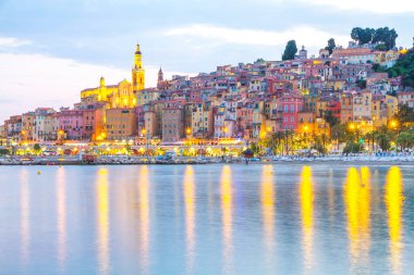 Akdeniz 'deki Fransız Rivierası' nda gün batımında Menton Ortaçağ kasabası, Fransa.