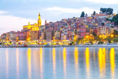 Akdeniz 'deki Fransız Rivierası' nda gün batımında Menton Ortaçağ kasabası, Fransa.