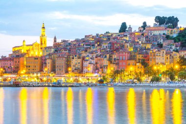 Akdeniz 'deki Fransız Rivierası' nda gün batımında Menton Ortaçağ kasabası, Fransa.