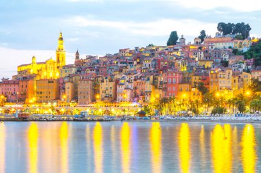 Akdeniz 'deki Fransız Rivierası' nda gün batımında Menton Ortaçağ kasabası, Fransa.