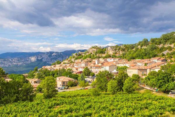 フランス南東部のプロヴァンス アルプ ダズール地域のヴェルドン渓谷 ヴァルドン渓谷 の隣にあるアイギネス村 — ストック写真