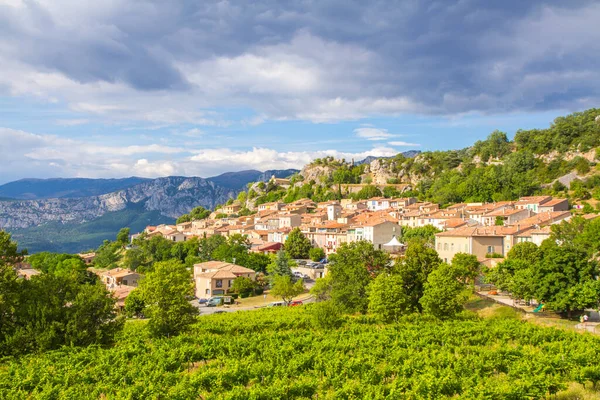 Fransa 'nın güneydoğusundaki Provence-Alpes-Cte d' Azur bölgesinde Verdon Boğazı 'nın (Gorges du Verdon) yanındaki Aiguines köyü.