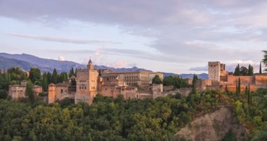 Tepenin tepesinde Alhambra Sarayı 4K Timelapse, Granada, Endülüs, İspanya
