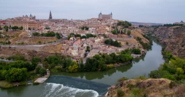 İspanya 'nın CastileLa Mancha eyaletinde tepenin üzerindeki Toledo şehri zaman atlaması. 