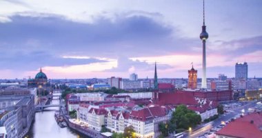 Berlin alacakaranlık silueti günbatımında 4k zaman atlaması, Almanya