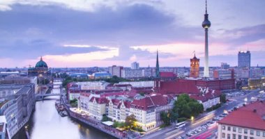 Berlin alacakaranlık silueti günbatımında 4k zaman atlaması, Almanya