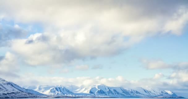 Moln Rullande Tid Förfaller Över Snö Berg Fjordar Akureyri Island — Stockvideo