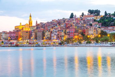 Akdeniz 'deki Fransız Rivierası' nda gün batımında Menton Ortaçağ kasabası, Fransa.