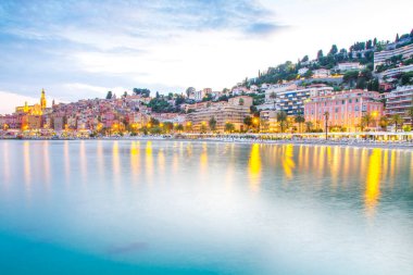 Akdeniz 'deki Fransız Rivierası' nda gün batımında Menton Ortaçağ kasabası, Fransa.