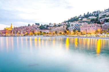 Akdeniz 'deki Fransız Rivierası' nda gün batımında Menton Ortaçağ kasabası, Fransa.